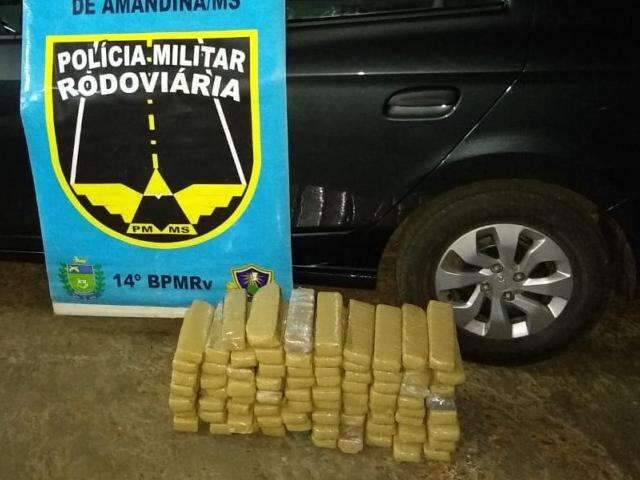 Pol&iacute;cia encontra tabletes de maconha sob lataria de ve&iacute;culo e prende condutor 
