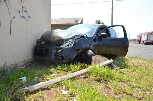 Carro &eacute; lan&ccedil;ado contra muro e acidente deixa pai e filho feridos