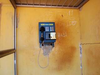 Sem sinal de celular, 40 famílias dependem de um único telefone público (foto: Simão Nogueira)