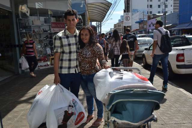 Clientes deixam compra de presente para a v&eacute;spera e lotam lojas do Centro