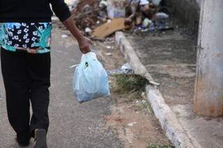 Mesmo não gostando do &quot;lixão&quot;, Édna ajudou a aumentar a quantidade de lixo (Foto: Cleber Gellio)