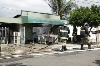 Explosão quase feriu um dos bombeiros que chegava para combater fogo (Foto: Cleber Gellio)