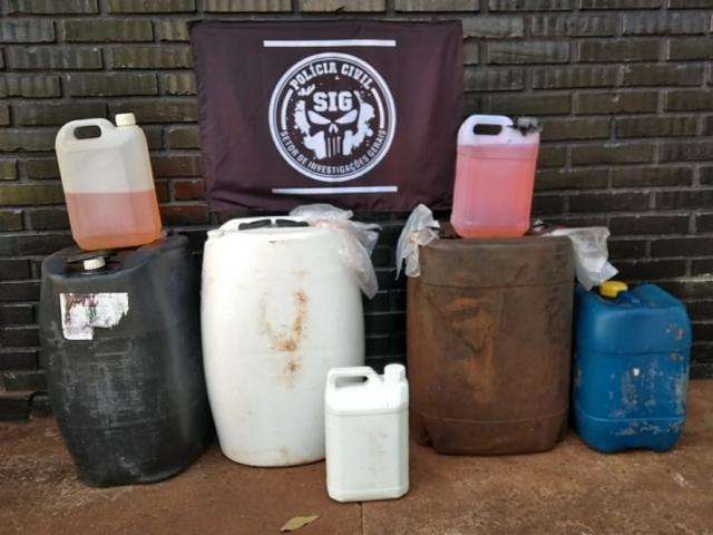 Continua preso jovem flagrado vendendo gasolina que estocou
