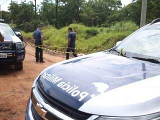 Polícia Militar isolou lugar onde corpo de homem foi encontrado nesta tarde (Foto: Paulo Francis)