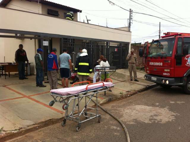 Inc&ecirc;ndio atinge sobrado, casal sofre queimaduras e vizinho fica ferido