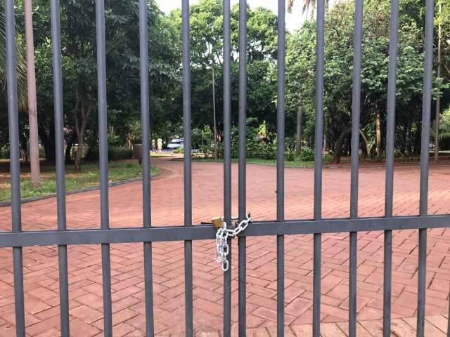 Funcion&aacute;rio atrasa e frequentadores d&atilde;o &ldquo;com a cara&rdquo; no port&atilde;o de pra&ccedil;a 