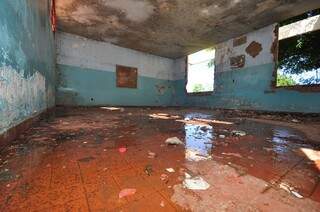 Por causa das piscinas formadas na laje do colégio, ocorreu infiltração no teto e as salas estão alagadas