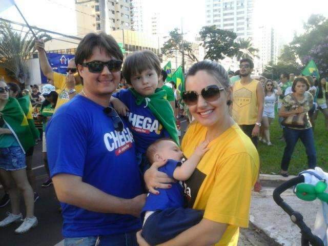 Em dia de manifesta&ccedil;&atilde;o, pais exercem a cidadania junto aos filhos