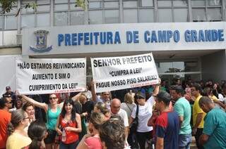 Professores aguardam reunião com o prefeito para discutir reajuste salarial de 8,46%. (Foto: Marcelo Calazans)
