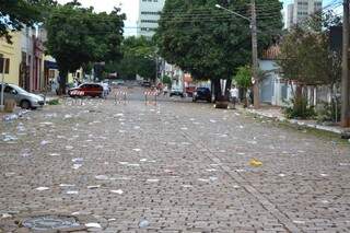 Rua ficou tomada pelo lixo. (foto: Pedro Peralta)