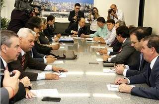 Reunião entre o secretário Márcio Monteiro e deputados estaduais foi nesta manhã na Assembleia Legislativa. (Foto: Victor Chileno)
