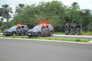 Policiais militares em área por onde bandidos tentaram fugir (Foto: Paulo Francis)