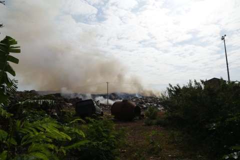 Um dia depois de incêndio em depósito, fumaça atrapalha moradores
