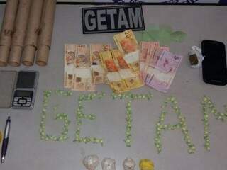 Droga, celulares, dinheiro e fogos encontrados com traficantes (Foto: Divulgação/PM)