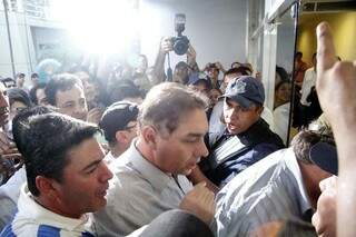 Tumulto marca a volta de Bernal ao cargo (Foto: Marcelo Victor)