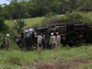 Um militar morreu e cinco ficaram feridos após acidente envolvendo veículo do CMO. (Foto: Fernando Antunes) 