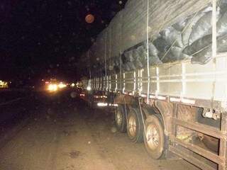 Carvão era transportado em carreta bitrem. (Foto:Divulgação)