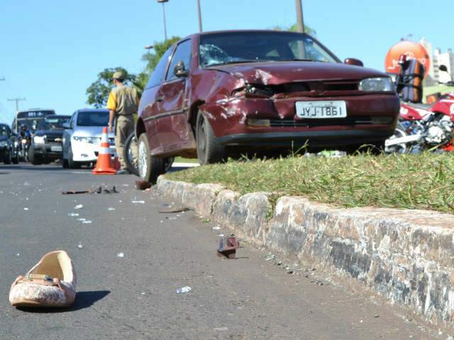  Acidente entre carro e moto deixa tr&acirc;nsito tumultuado na Afonso Pena 