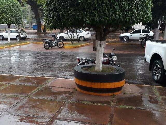 Dia come&ccedil;a com chuva e Inmet alerta para risco de tempestade com granizo