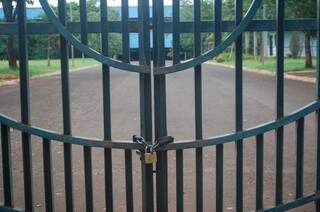 Portões seguem fechados com cadeados e não há previsão de abertura do parque. (Foto: Alan Diógenes)