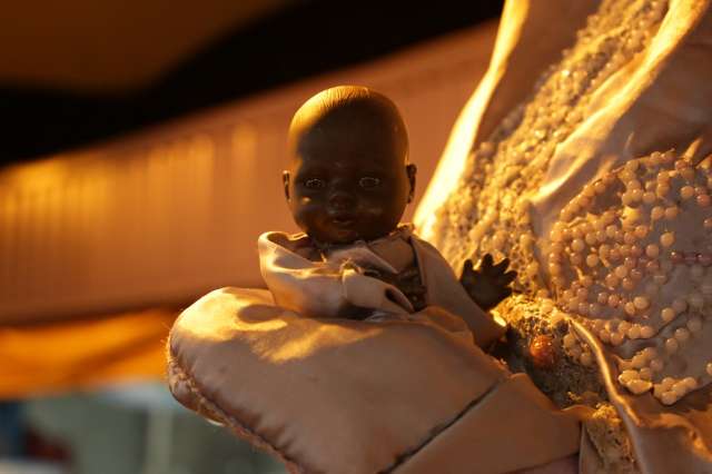 Quando todo mundo j&aacute; havia cansado de est&aacute;tua viva, um beb&ecirc; surpreendeu a feira