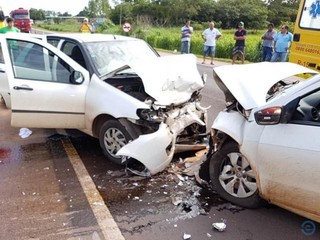 Carros destruídos após colisão frontal (Foto: PC de Souza/Edição MS)