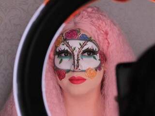 Resultado da maquiagem feita por ela, inspirada no feminino. (Foto: Marcos Maluf)