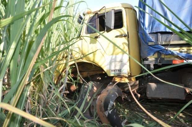 Pneu estoura e caminh&atilde;o vai parar em canavial &agrave;s margens da MS-134