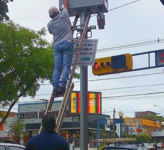 Radar em avenida come&ccedil;a a multar excesso de velocidade e carro na faixa