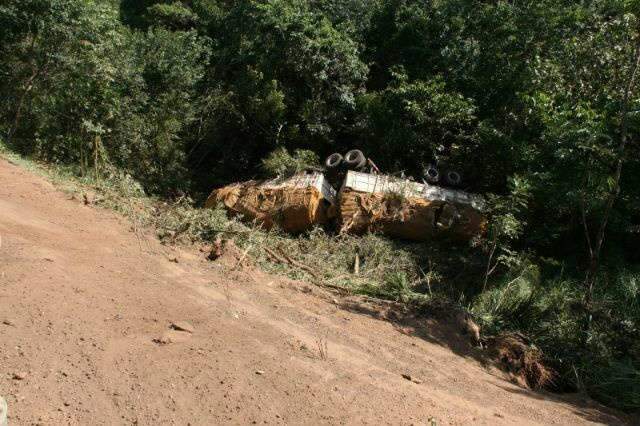 Bi-trem cai em ribanceira de 20 metros na BR-163 e motorista sai ileso