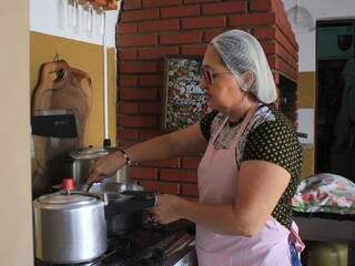 Vanessa é quem prepara o arroz para o espetinho completo (Foto: Marina Pacheco)