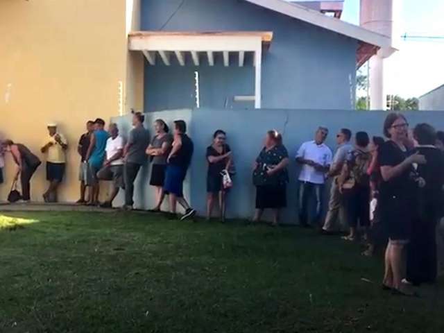 Primeiras horas de vacina&ccedil;&atilde;o contra a gripe t&ecirc;m fila em posto de sa&uacute;de