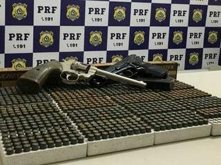Além da droga, foram apreendidas munições, armas e pistola Foto: divulgação/PRF) 
