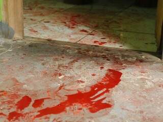 Manchas de sangue na quitinete onde ocorreu a dupla tentativa de homicídio. (Foto: Alcides Neto)