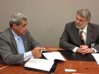Governador André Puccinelli e presidente da Petrobras, José Alcides Santoro Martins, durante assinatura de termo nesta terça no RJ. (Foto: Divulgação)