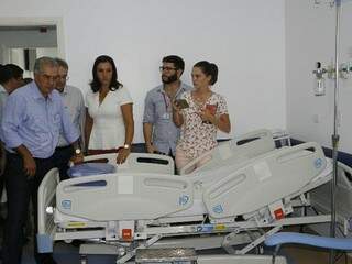 Governador visitou leitos de hospital. (Foto: Helio de Freitas)