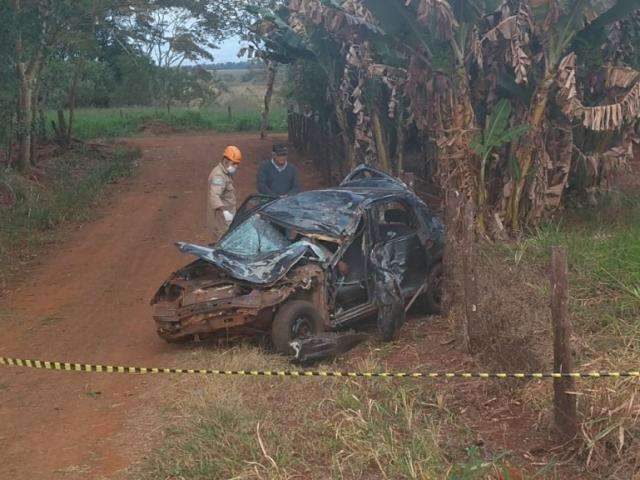 Rapaz de 21 anos morre ap&oacute;s carro sair da pista e capotar em anel vi&aacute;rio