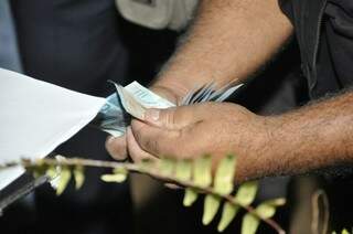 Várias notas de R$ 100 foram encontradas com a vítima (Foto: Marcelo Calazans)