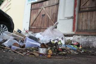 Lixo da folia ficou acumulado na rua, que abriga um dos Carnavais mais tradicionais da Capital (Foto: Marcos Ermínio)