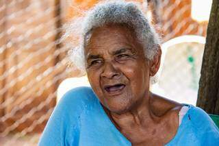Primeira moradora do Distrito de Salobra, Aparecida Maria lembra que antes &quot;nem tinha estrada de carro passar&quot;. (Foto: Kisie Ainoã)