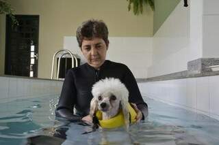 Mica na aula de natação com a veterinária Rosana Antunes. (Foto: Elverson Cardozo)