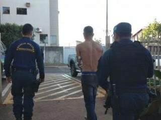 Após ser medicado, rapaz foi levado à Polícia Civil Foto: Osvaldo Duarte/DouradosNews)