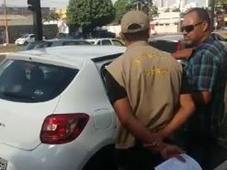 Vídeo onde, segundo leitor, agente de trânsito aparece abordando motorista da Uber. (Foto: Reprodução)