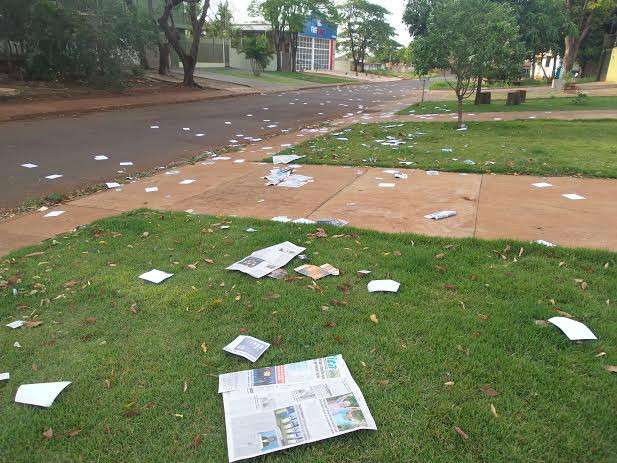 Ruas amanhecem sujas com santinhos e panfletos de candidatos em Dourados 
