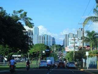 Céu claro na região central de Campo Grande nesta segunda-feira (Foto: Marina Pacheco)