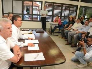 Prefeito Nelson Trad Filho, vice Edil Albuquerque e vereadores durante reunião nesta tarde na Esplanada Ferroviária. (Foto: Minamar Junior)