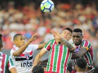 Com um a menos, S&atilde;o Paulo marca contra, mas consegue empatar com Fluminense