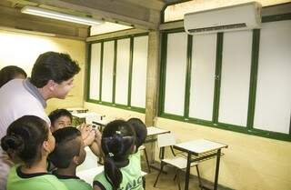 O prefeito Paulo Duarte afirmou que até o fim deste mês 100% das escolas estarão climatizadas. (Foto: Clóvis Neto/Prefeitura de Corumbá)