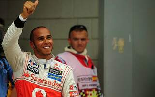 Hamilton comemora 150ª pole da McLaren. (Foto: AFP)