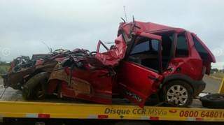 M&atilde;e e filha ficam feridas ap&oacute;s carro ser &quot;esmagado&quot; por carreta na BR-163